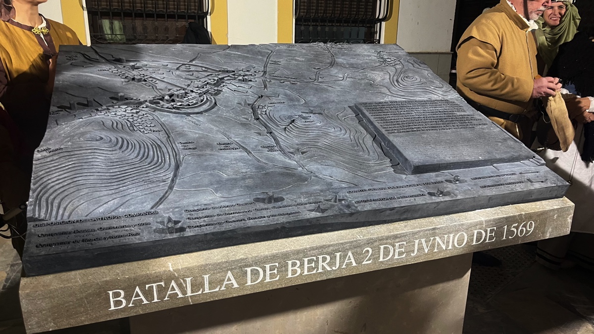 Berja inaugura el relieve conmemorativo de la Batalla de 1569